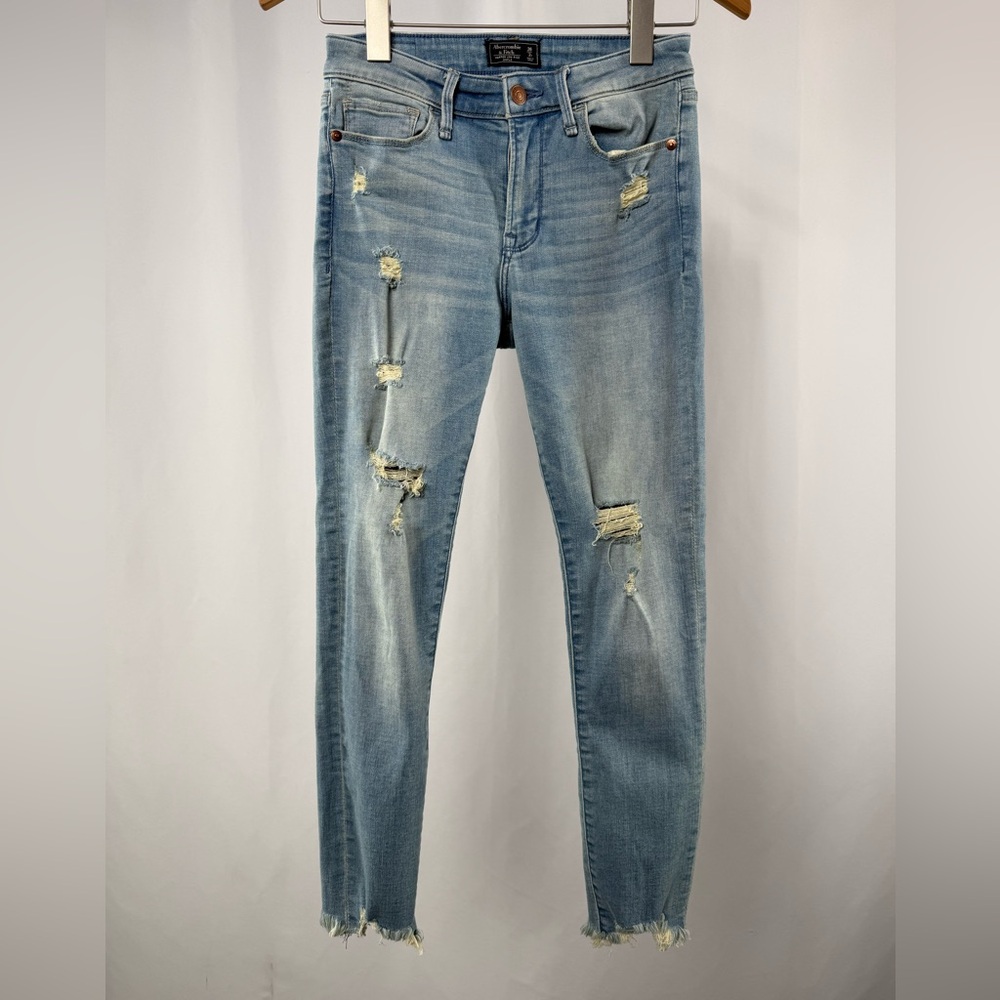 Abercrombie & Fitch Harper Low Rise Ankle Raw Hem Jeans in Distressed Blue 26 2 - Picture 2 of 9